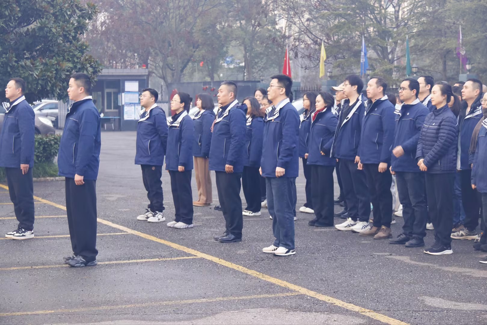 晨光映旗起新篇，凝新奮進(jìn)新征程